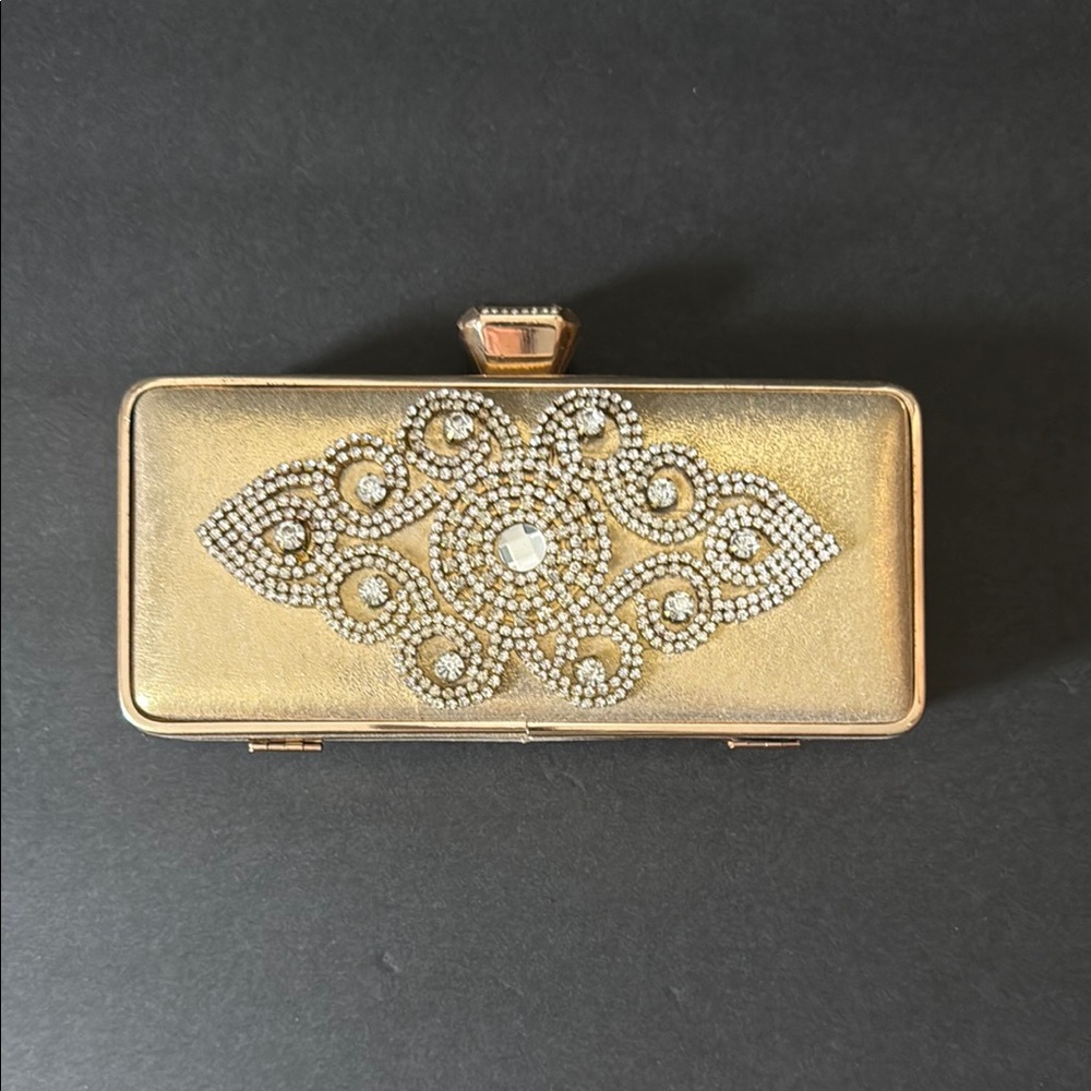 Elegant Gold Clutch with Crystal Embellishments